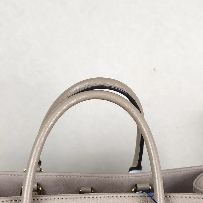 Louis Vuitton Shoulder Bag Onthego Medium · White Empreinte Embossed Calfskin Monogram Medium35 × 14 × 27 cm — detail view 2 of 10