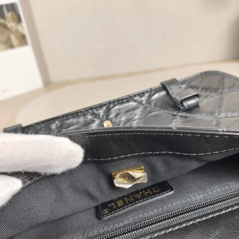 Chanel Crossbody Bag21b Black Calfskin One Size25 × 8 × 17 cm — detail view 10 of 13