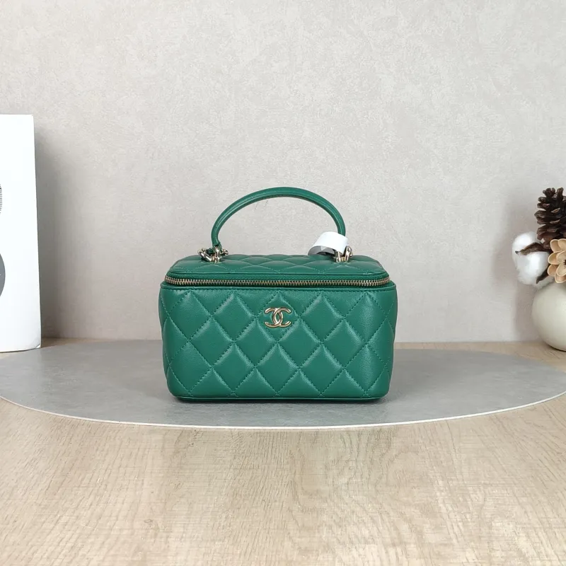 Chanel Crossbody Bag Edition Green Lambskinmini16 × 8 × 9.5 cm