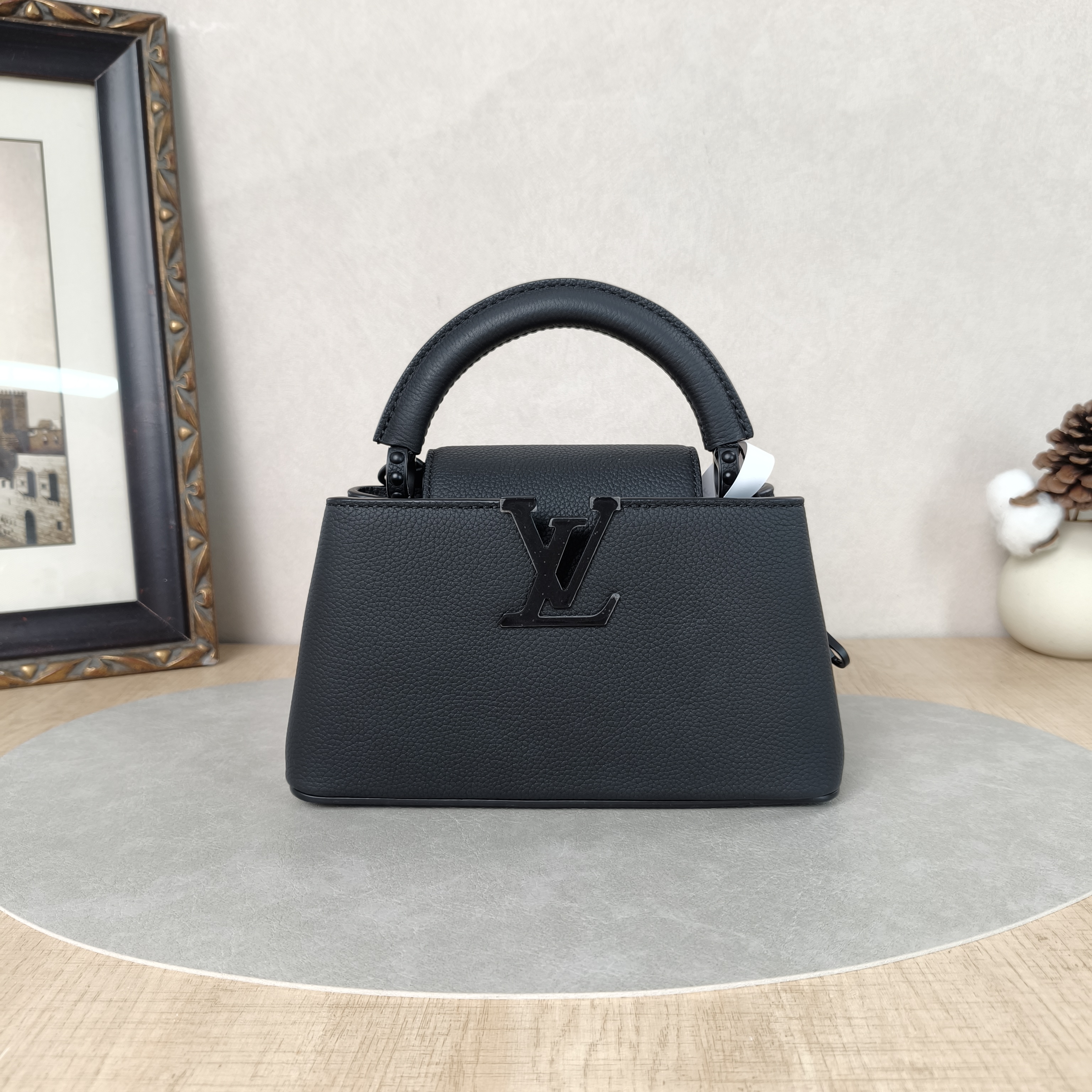 Louis Vuitton Crossbody Bag Capucines East West Black Calfskinmini22 × 8 × 12 cm