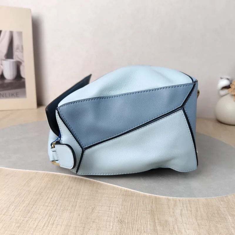 LOEWE Crossbody Bag Puzzle Blue Calfskin Medium 29 × 14 × 19.5 cm — detail view 5 of 12