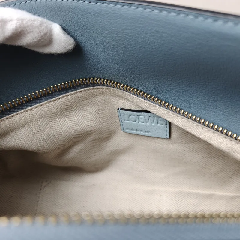 LOEWE Crossbody Bag Puzzle Blue Calfskin Medium 29 × 14 × 19.5 cm — detail view 4 of 12
