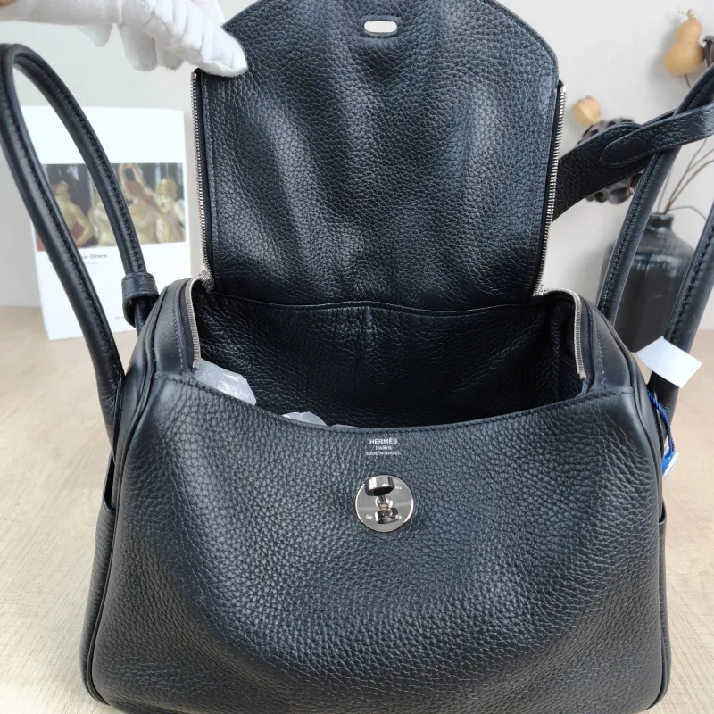 Hermès Crossbody Bag Lindy 26 89Black Taurillon Clemence TC Calfskin Small 26 × 12 × 18 cm B — detail view 9 of 11