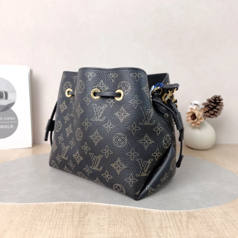 Louis Vuitton Crossbody Bag BELLA Black Calfskin One Size22 × 14 × 19 cm — cover view 3 of 5