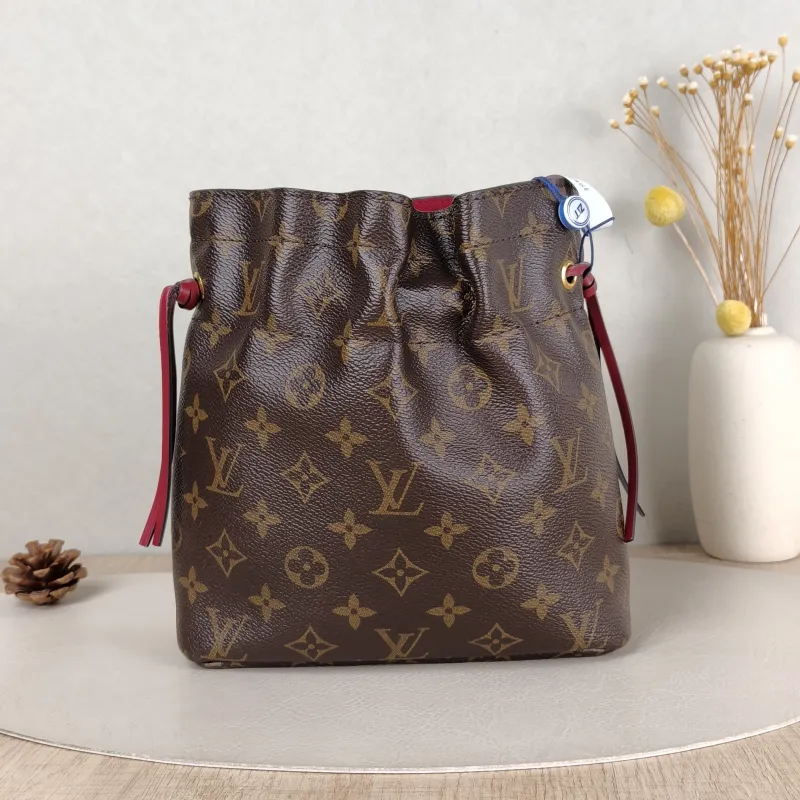 Louis Vuitton Clutch NOÉ Bucket Bag Monogram PVC 22 × 9 × 24 cm