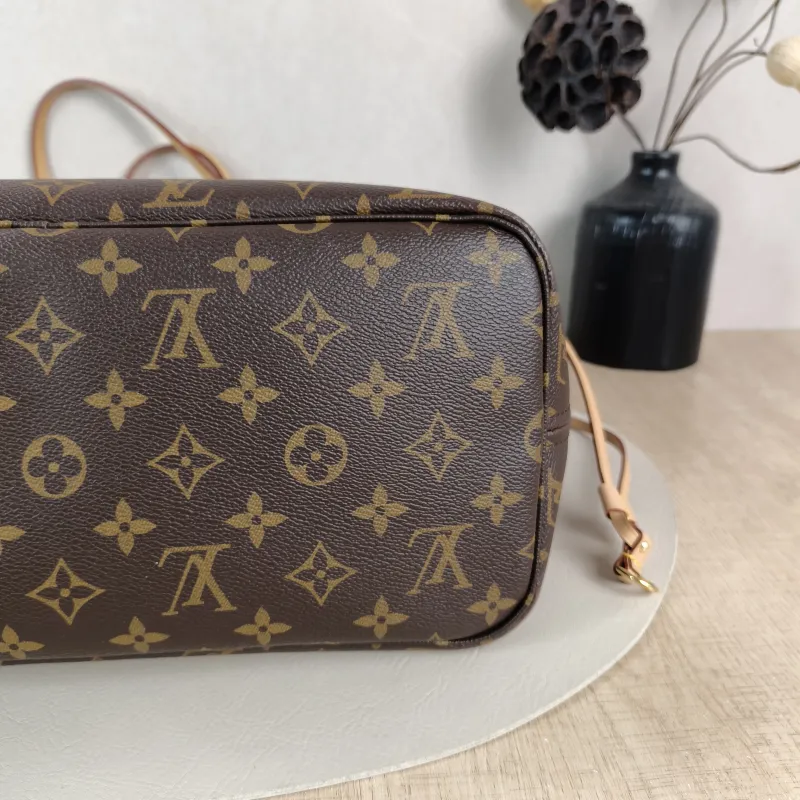 Louis Vuitton Shoulder Bag Neverfull Monogram PVC Medium 31 × 14 × 28 cm — detail view 1 of 13
