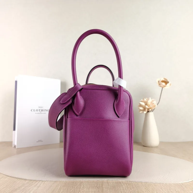 Hermès Crossbody Bag Lindy 26 P9Anemone Taurillon Clemence TC Calfskin Small 26 × 12 × 18 cm Y — detail view 7 of 12