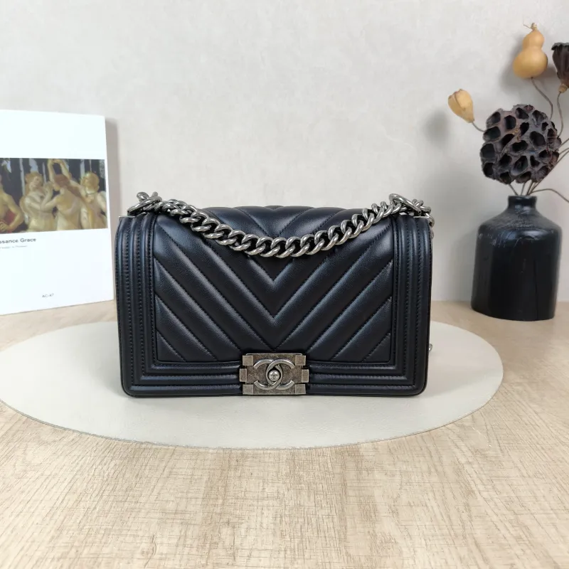 Chanel Crossbody Bagv leboy Black Calfskin Medium25 × 9 × 15 cm