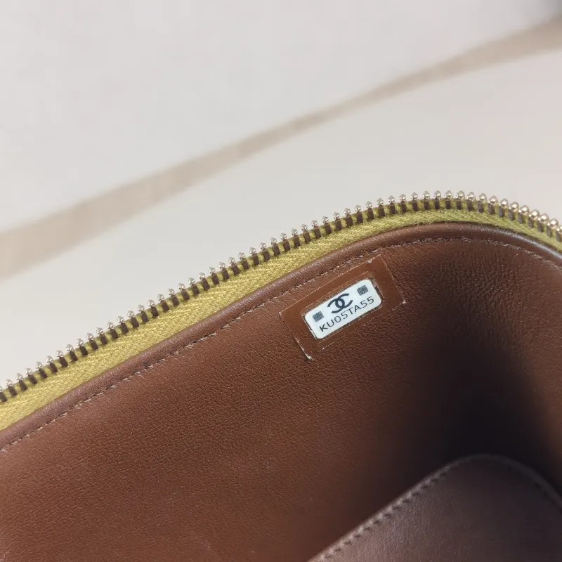 Chanel Crossbody Bag Edition Green Lambskinmini16 × 8 × 9.5 cm — detail view 9 of 14