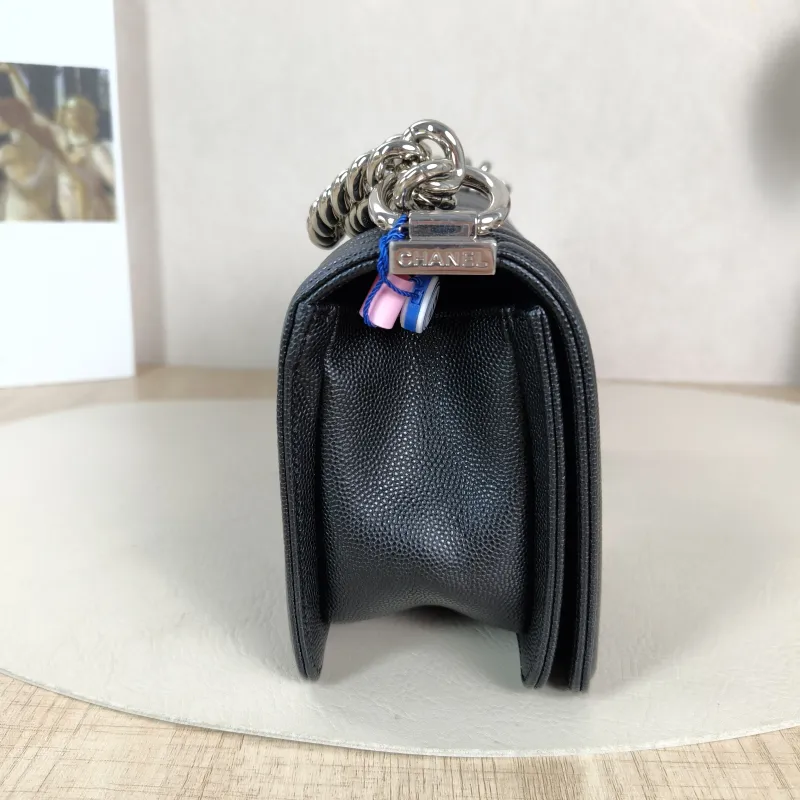 Chanel Crossbody Bag v leboy Black Grained Calfskin Small 20.5 × 8.5 × 12 cm 29 — detail view 4 of 11
