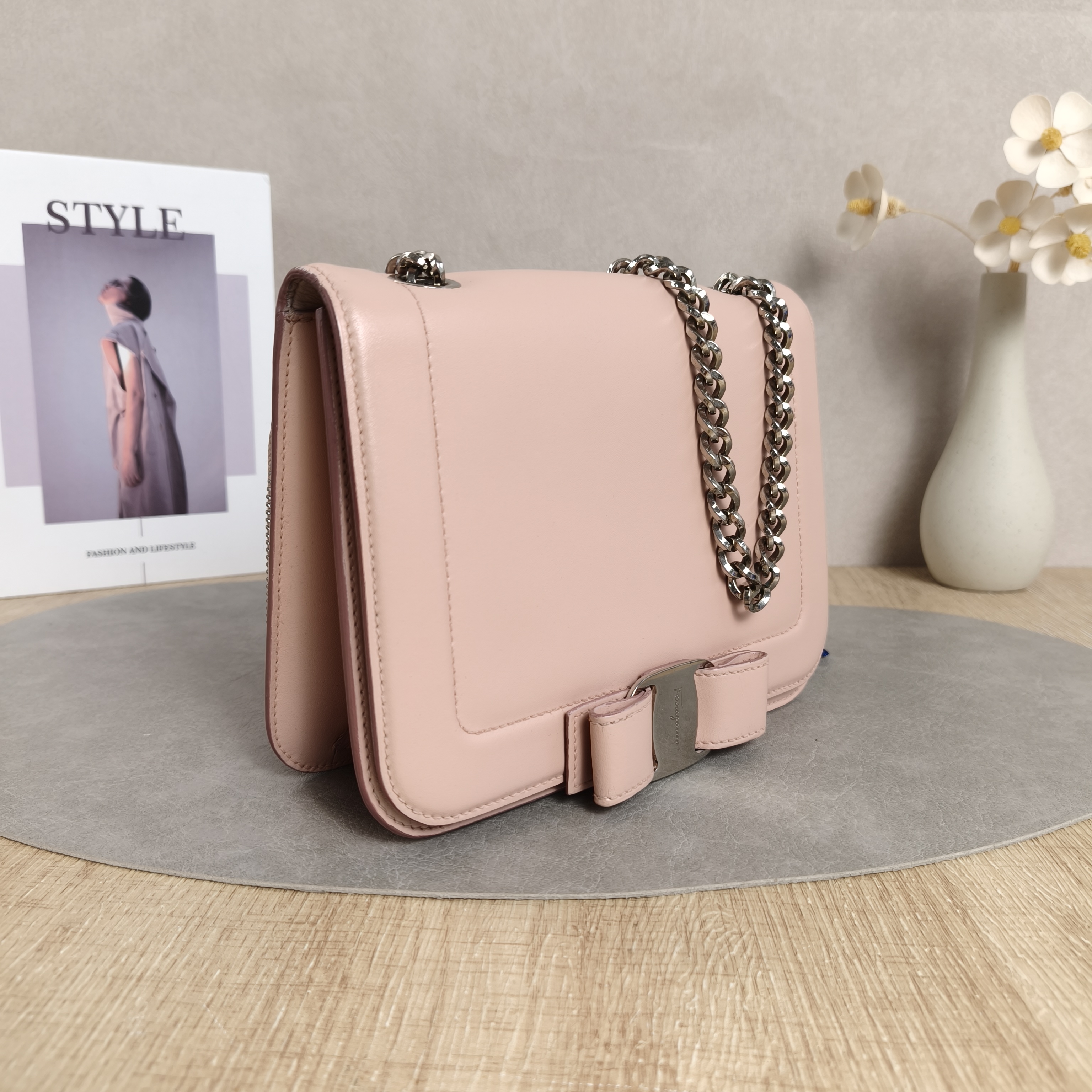 FERRAGAMO vara Chain Bag Pink Calfskin · 20 × 6.5 × 16 cm — cover view 2 of 9