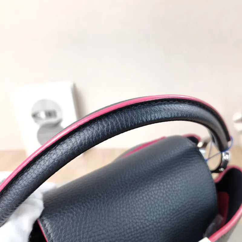Louis Vuitton Top Handle Bag Capucines Black Calfskin Medium31.5 × 11 × 20 cm — detail view 11 of 22