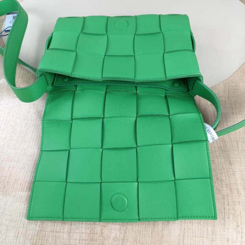 Bottega Veneta Crossbody Bag Cassette Woven Green Lambskin Medium23 × 5 × 15 cm — detail view 11 of 13