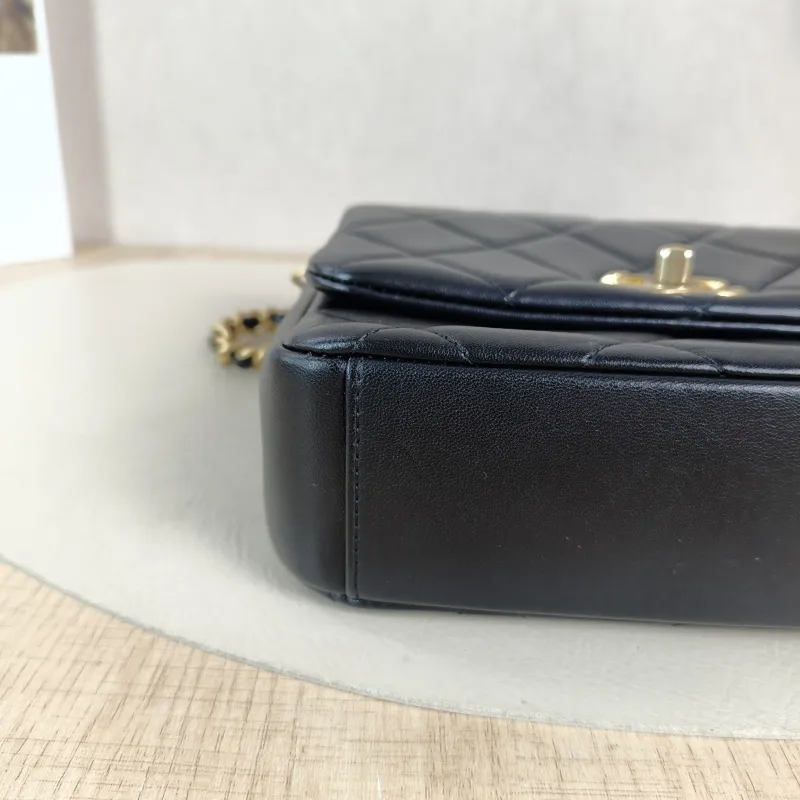 Chanel Crossbody Bag21b Black Lambskinmini19 × 6 × 16 cm — detail view 13 of 14