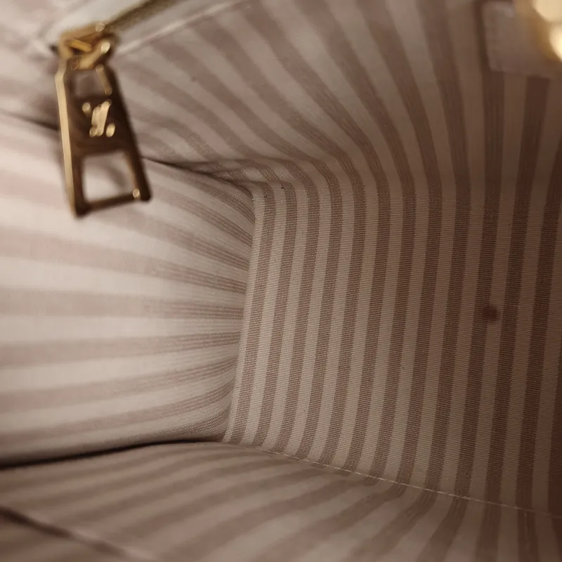 Louis Vuitton Shoulder Bag Onthego Beige · Pink Empreinte Embossed Calfskin Small 25 × 11.5 × 19 cm — detail view 11 of 12