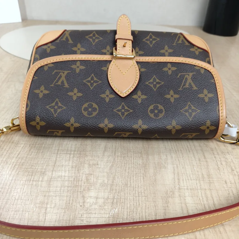 Louis Vuitton Crossbody Bag Diane Baguette Bag Shoulder Strap PVC Small24 × 9 × 15 cm — detail view 1 of 15