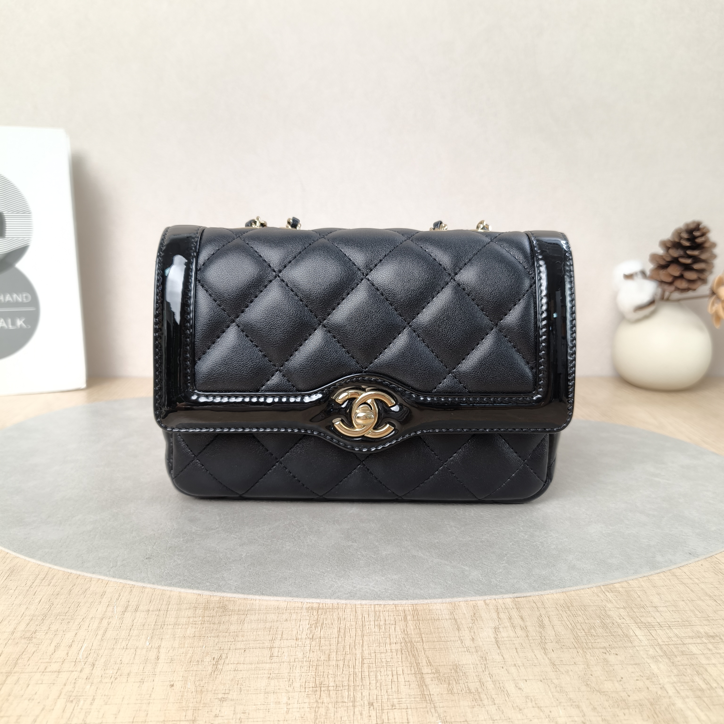Chanel Crossbody Bag24b Patent Leather woc Black Lambskin Patent Leathermini19.2 × 3.5 × 12.3 cm