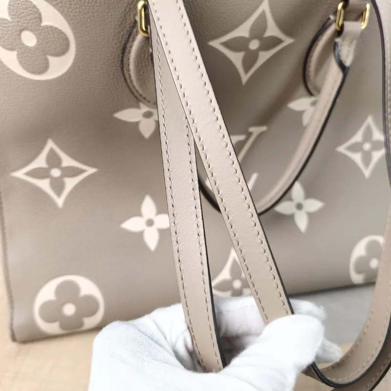 Louis Vuitton Shoulder Bag Onthego Medium · White Empreinte Embossed Calfskin Medium35 × 14 × 27 cm — detail view 8 of 11