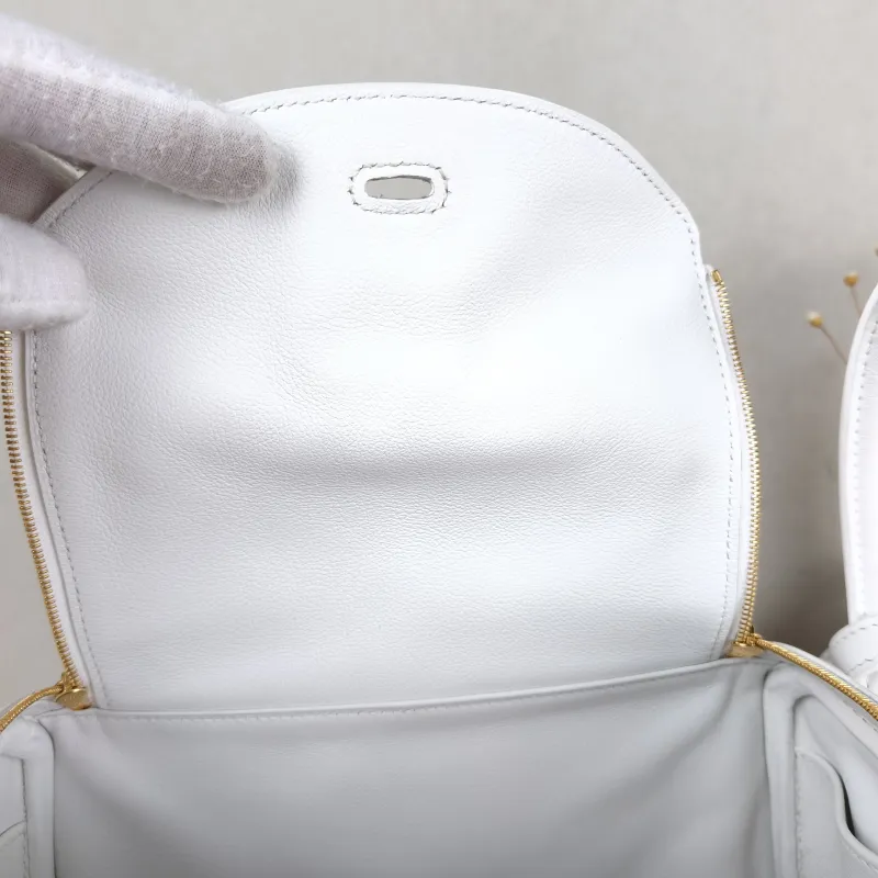 Hermès Crossbody Bag Lindy 2601White Evercolor Calfskin Small26 × 12 × 18 cm — detail view 3 of 11