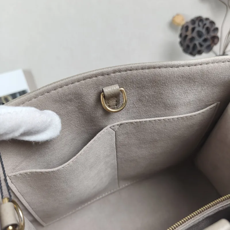 Louis Vuitton Shoulder Bag Onthego · White Empreinte Embossed Calfskin Small25 × 11.5 × 19 cm — detail view 6 of 12