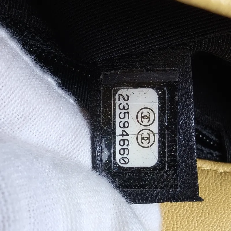 Chanel Crossbody Bag Classic Flap CF Yellow · Lambskin Medium 25.5 × 6.5 × 15.5 cm 23 — detail view 12 of 13