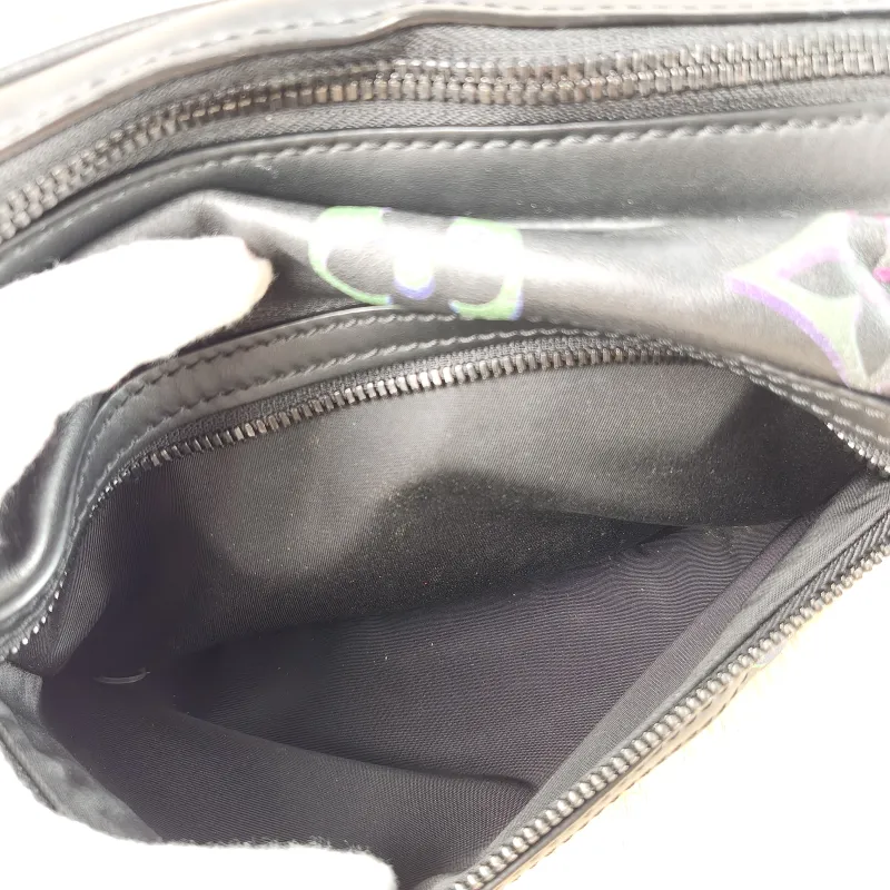 Louis Vuitton Crossbody Bag Comet Messenger Messenger Bag Black Calfskin Small23 × 8 × 12.5 cm — detail view 8 of 11