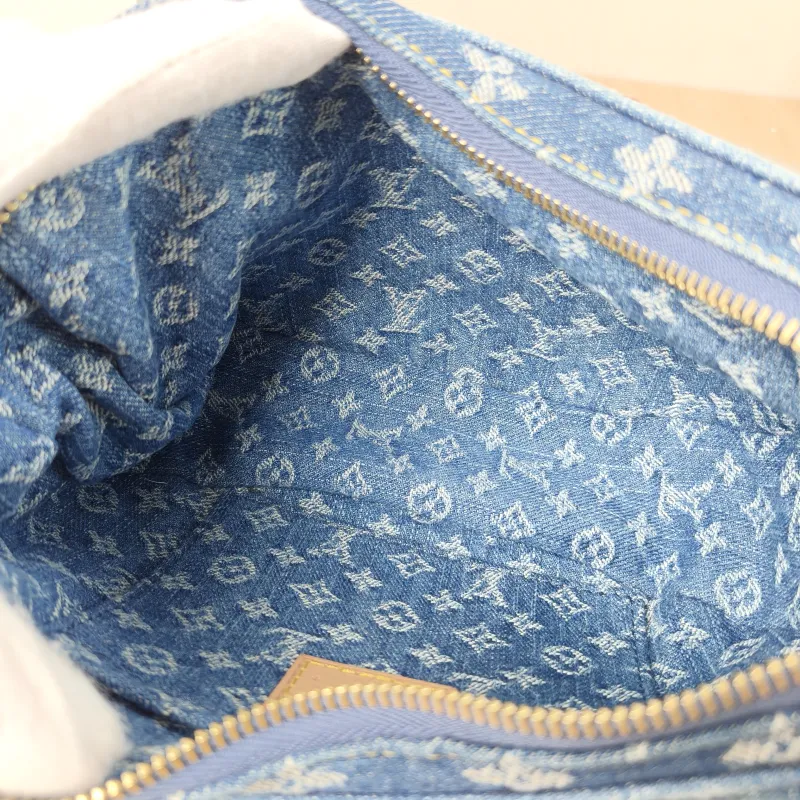 Louis Vuitton Shoulder Bag Croissant Blue Medium 25 × 5 × 15 cm — detail view 7 of 12