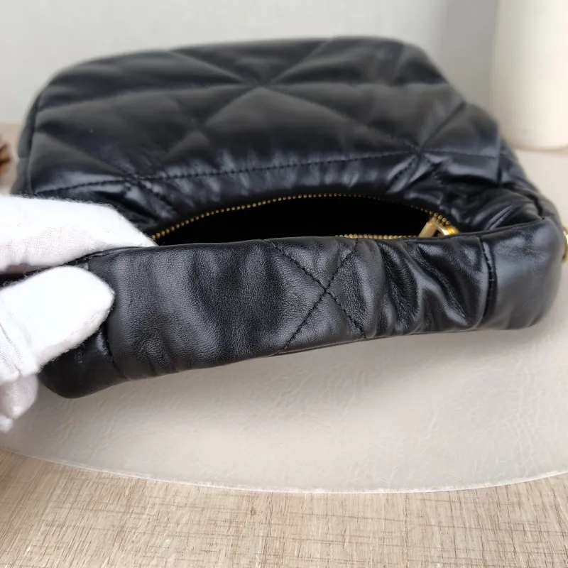 PRADA Shoulder Bag Re-Edition Black Lambskin 22 × 8 × 16 cm — detail view 5 of 11