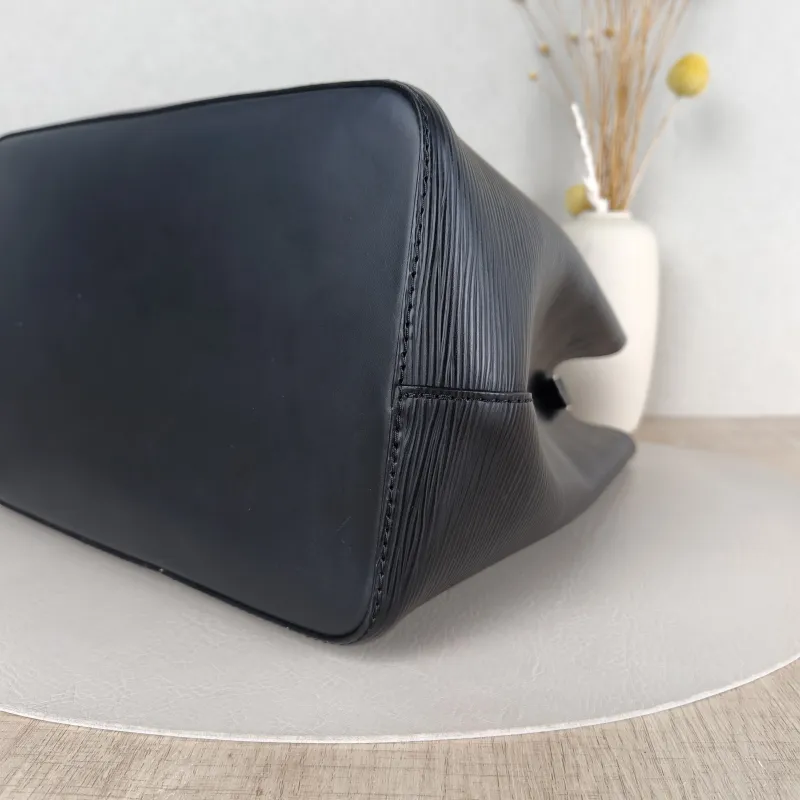 Louis Vuitton Shoulder Bag NÉONOÉ Bucket Bag Black Epi Embossed Calfskin Medium 26 × 17.5 × 26 cm — detail view 10 of 11