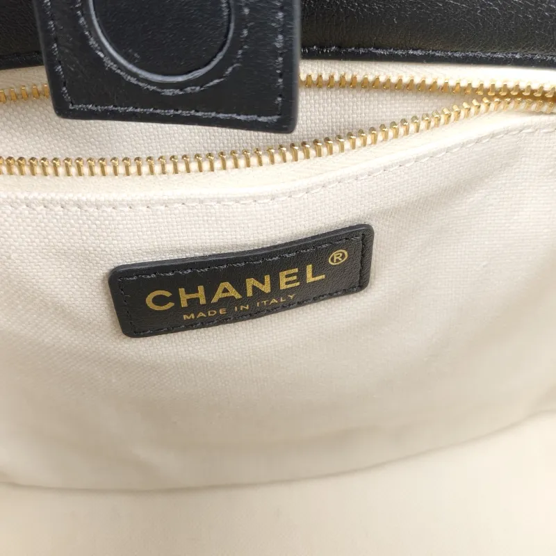 Chanel Crossbody Bag26s Bucket Bag Black Lambskin Small26 × 11 × 19 cm — detail view 13 of 14