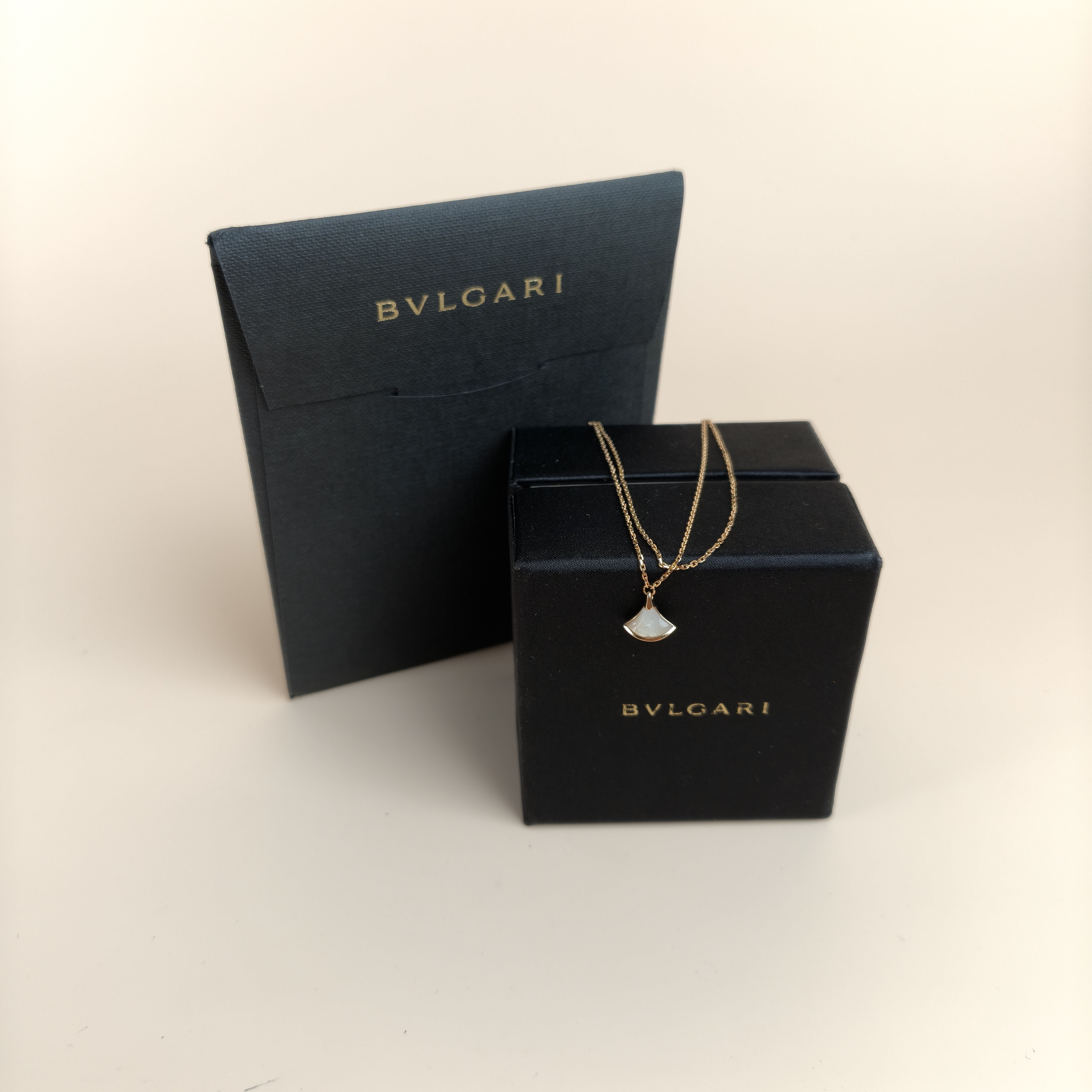 Bvlgari Bracelet DIVAS’ DREAM Collection White Mother-of-Pearl Bracelet Gold18k Pearl One Size17-19 — cover view 3 of 8