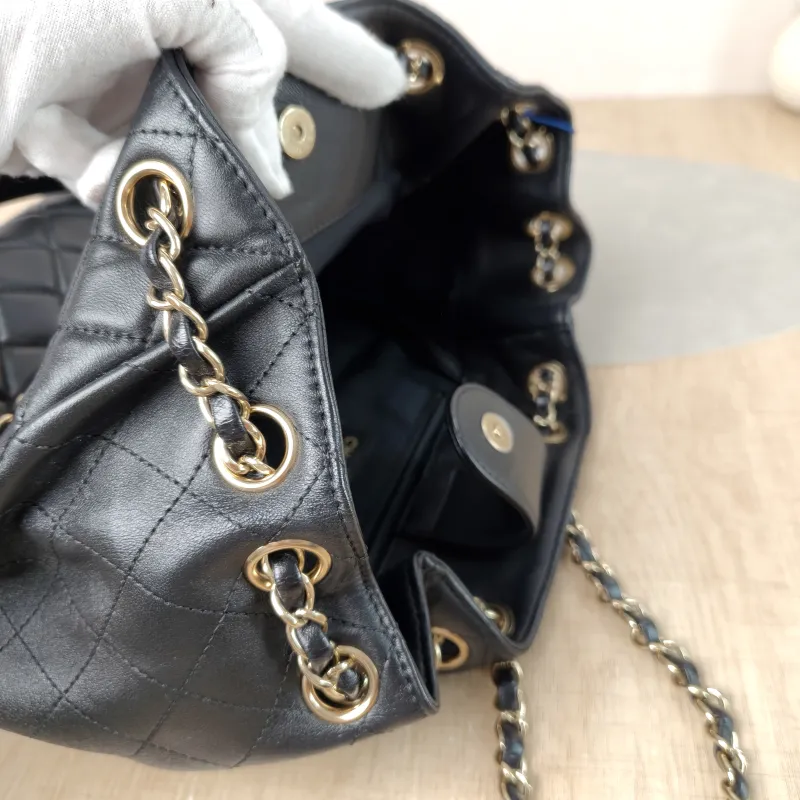 Chanel Crossbody Bag Bucket Bag Black Lambskin One Size23 × 11 × 23 cm — detail view 4 of 11