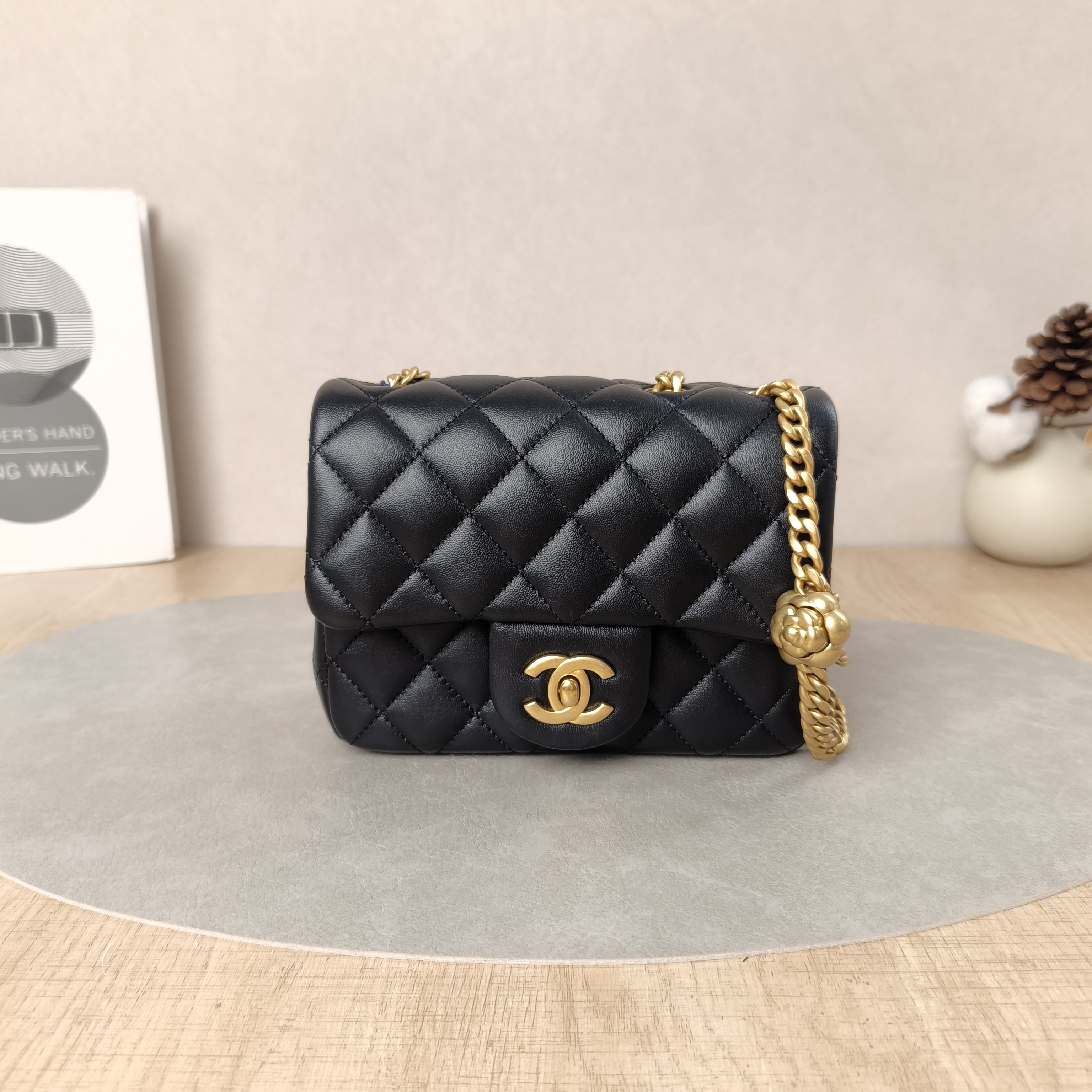 Chanel Crossbody Bag23ss Black Lambskinmini17 × 8 × 12 cm