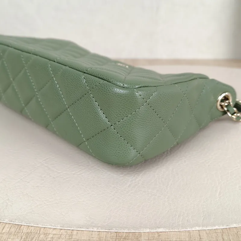 Chanel Crossbody Bag Green Grained Calfskin One Size 21 × 5 × 12 cm — detail view 2 of 12