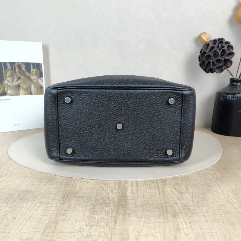 Hermès Crossbody Bag Lindy 26 89Black Taurillon Clemence TC Calfskin Small 26 × 12 × 18 cm B — cover view 6 of 6