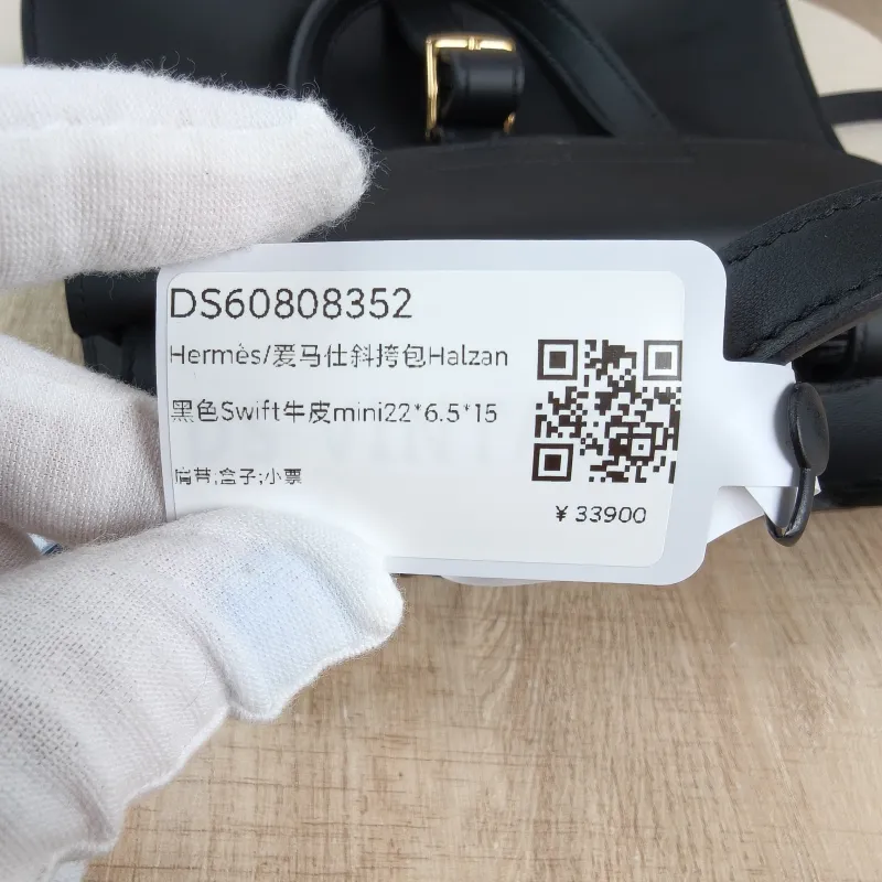 Hermès Crossbody Bag Halzan Black Swift Calfskinmini22 × 6.5 × 15 cm — detail view 7 of 13