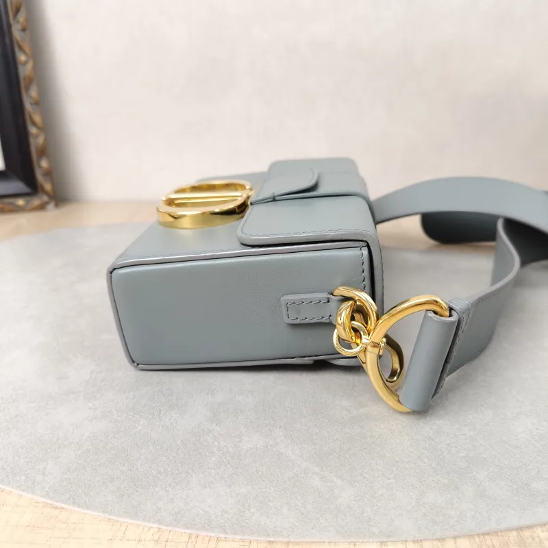 DIOR Crossbody Bag30Montaigne 30 Box Box Grey Calfskinmini17.5 × 5 × 11.5 cm — detail view 1 of 17