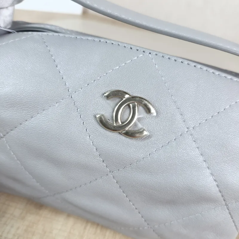 Chanel Shoulder Bag hobo Grey Lambskin 21.5 × 8.5 × 16 cm — detail view 2 of 12