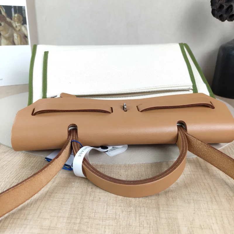 Hermès Crossbody Bag Herbag 31Green White Canvas Medium30.5 × 11 × 25.5 cm — detail view 4 of 16