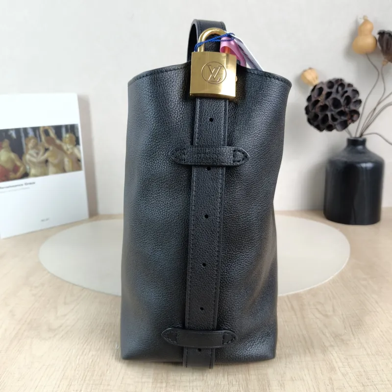 Louis Vuitton Shoulder Bag Low Key Hobo Shoulder Bag Black Calfskin Small 24 × 16 × 28 cm — detail view 3 of 12