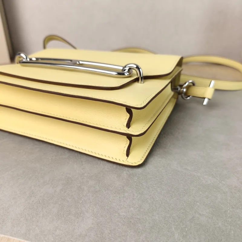 Hermès Crossbody Bag Roulis 19 1Z Swift Calfskin Mini 18 × 6 × 15 cm Z — detail view 11 of 15