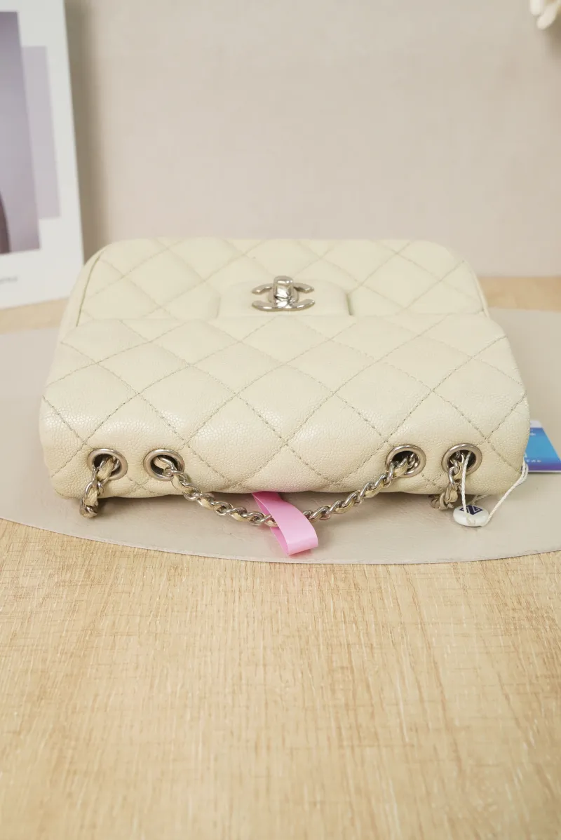 Chanel Calfskin25 · 20 × 6 × 16 cm Conditioned · Conditioned — detail view 9 of 16