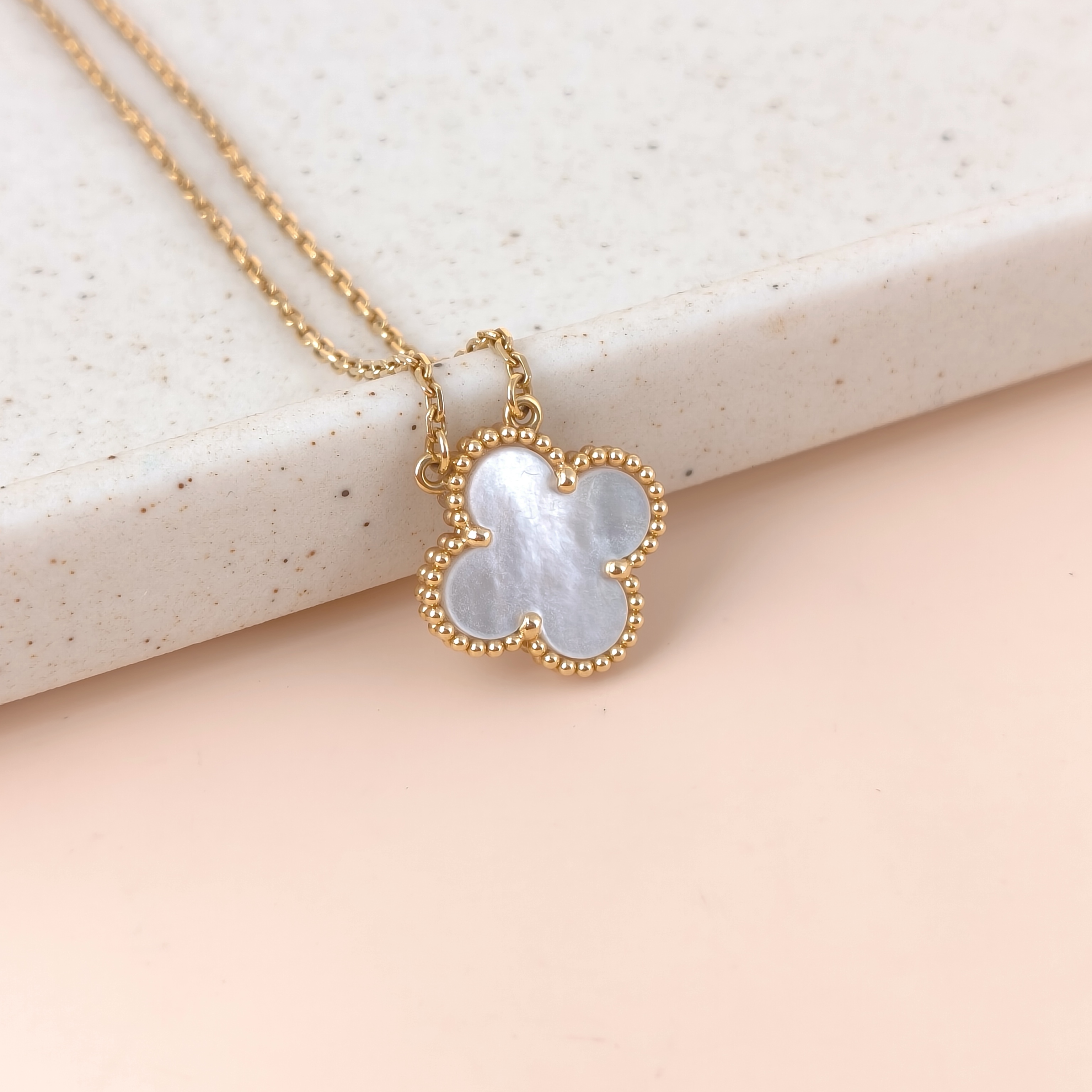 Van Cleef & Arpels Necklace Alhambra Alhambra Collection Necklace White Mother-of-Pearl Pearl · White Mother-of-Pearl18KY ellow Gold Vintage Small42cm — cover view 3 of 9