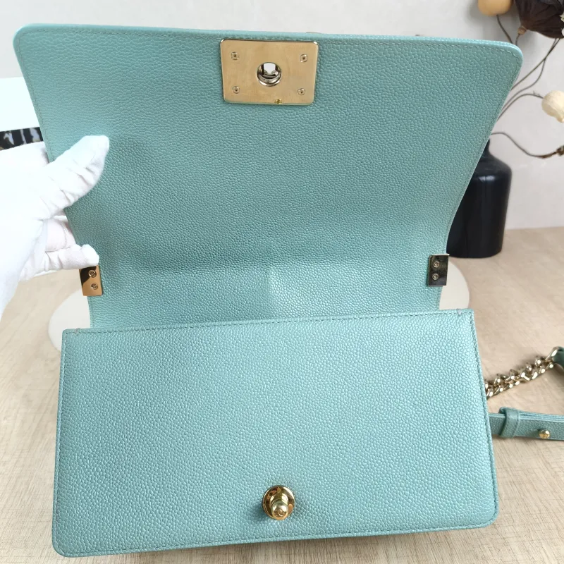 Chanel Crossbody Bag Le Boy​Green Calfskin Medium25 × 9 × 15 cm — detail view 5 of 13