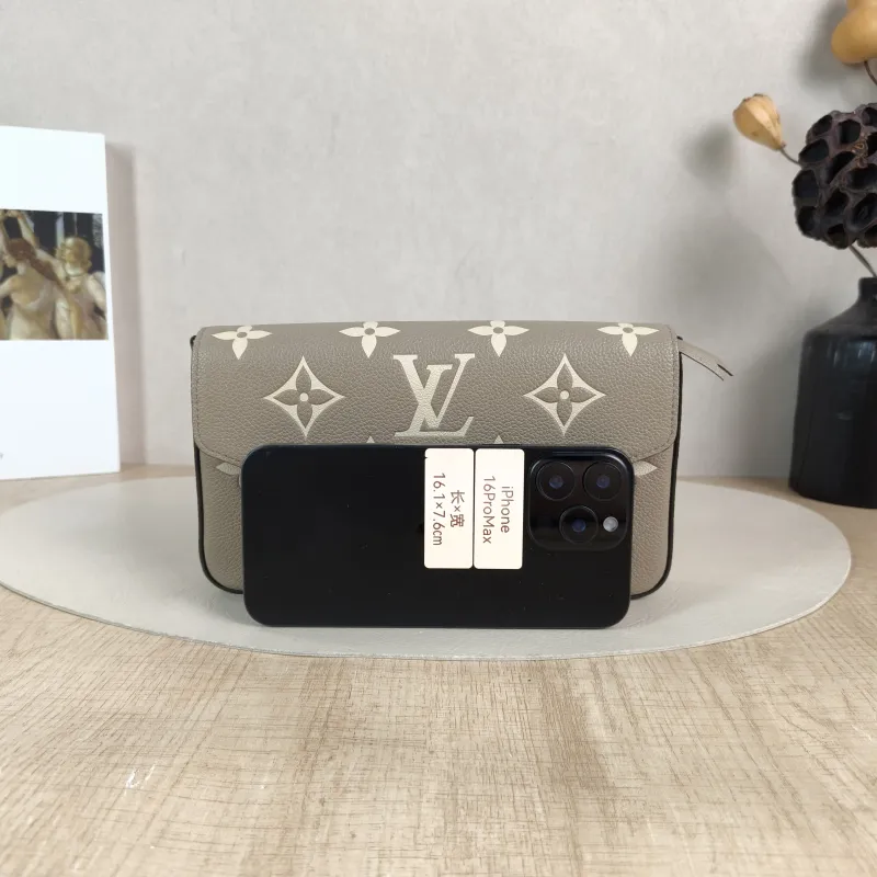 Louis Vuitton Crossbody Bag Pochette Félicie · White Calfskin Small 21 × 3 × 12 cm — cover view 4 of 5