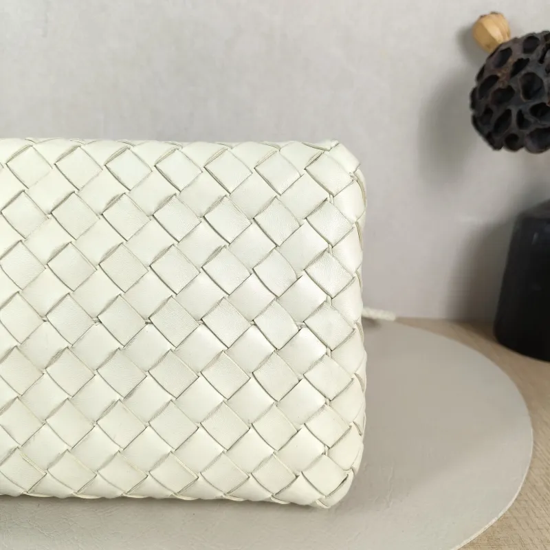 Bottega Veneta Crossbody Bag Parachute White Lambskin Small 20 × 17 × 16.5 cm — detail view 2 of 10