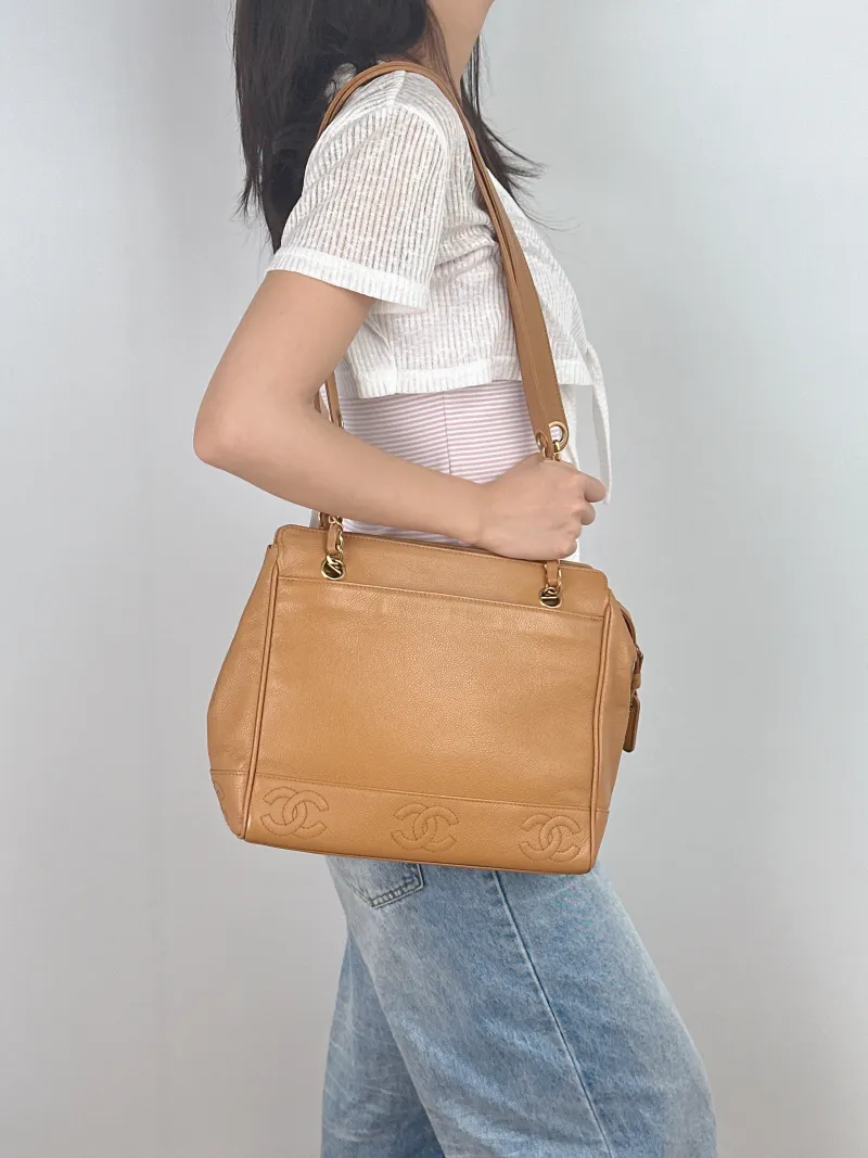 Chanel Shoulder Bag tote Brown Calfskin One Size27 × 8 × 26 cm — on-model view 2 of 2