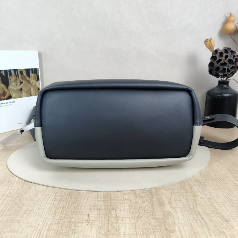 Chloé Shoulder Bag Shoulder Bag Beige Black Calfskin One Size30 × 14 × 23 cm — cover view 4 of 5