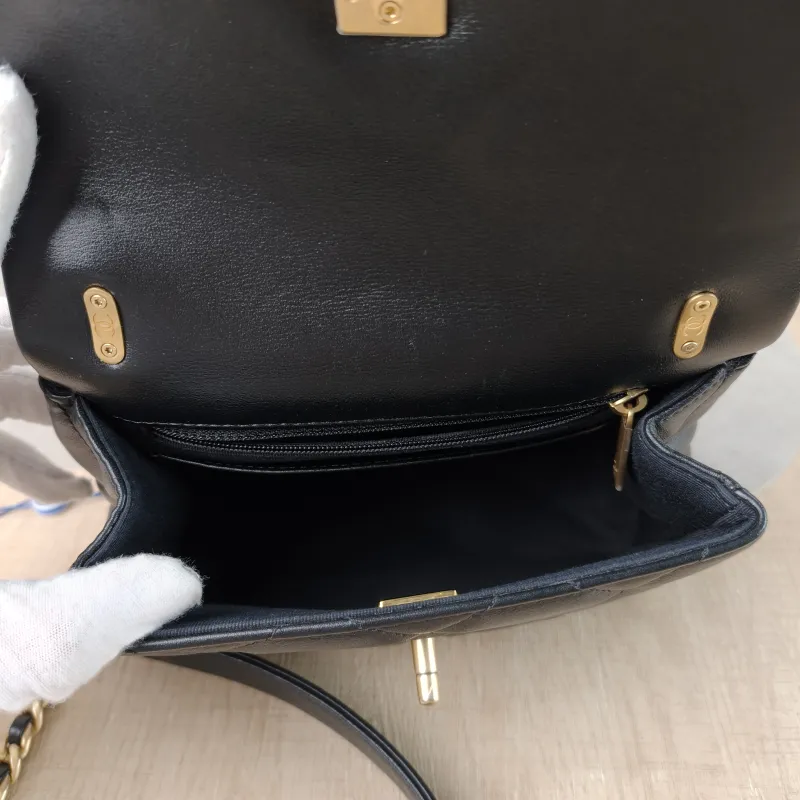 Chanel Crossbody Bag Black Calfskin 18 × 6.5 × 15 cm — detail view 10 of 13