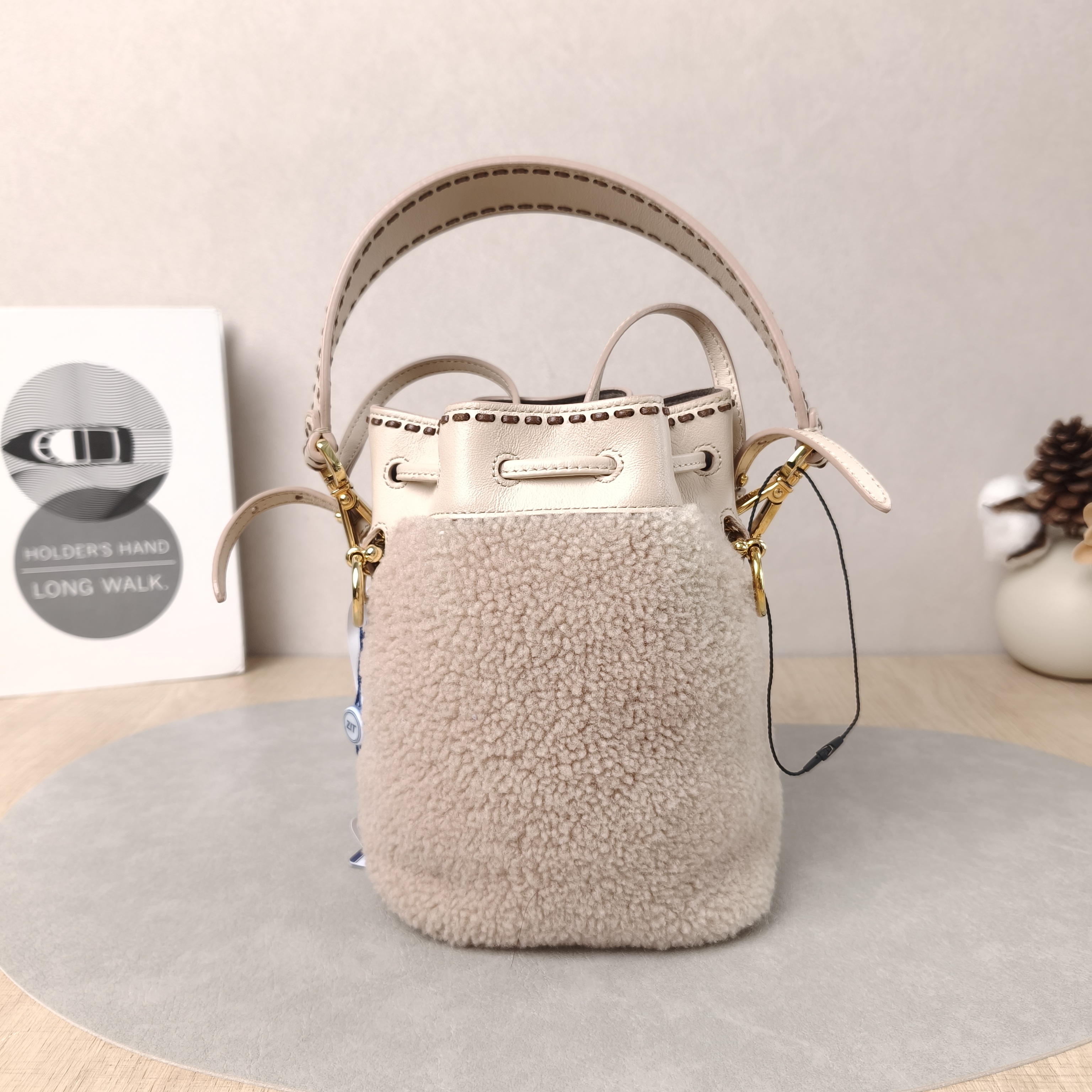 FENDI Crossbody Bag Mon Tresor Bucket Bag Lambskin mini12 × 10 × 18 cm — cover view 5 of 5